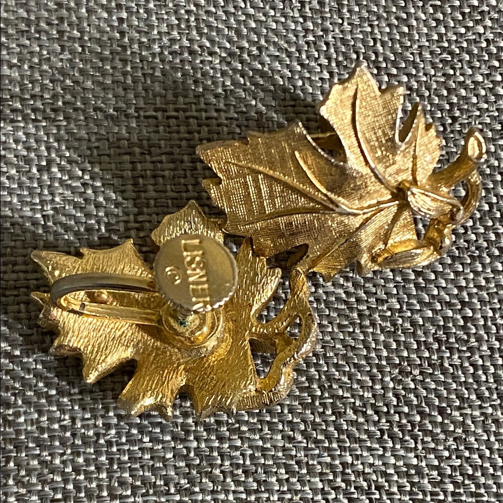 🍁 Vintage Lisner Gold Tone Leaf Clip-On Earrings - Picture 2 of 3